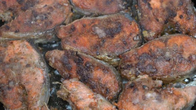 用油在铁锅中煎炸的面粉中烹饪红鲑鱼鱼的特写视图。烤太平洋红三文鱼 -- 受欢迎的亚洲菜肴