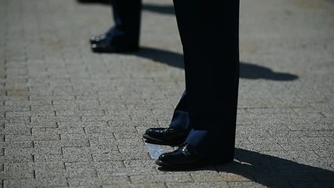 军事人员在仪式上列队，在冠状病毒大流行期间保持社会距离作为一种保护措施