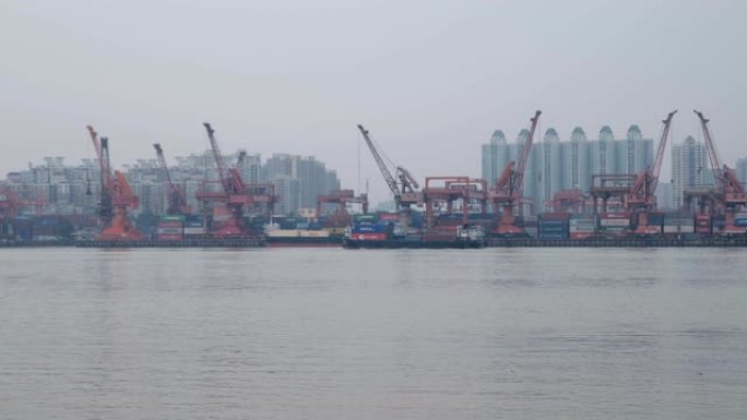 河上的商业码头海运码头港口轮船外贸易运输