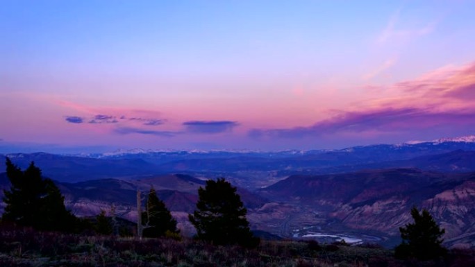 科罗拉多州鹰和石膏上的戏剧性山日落