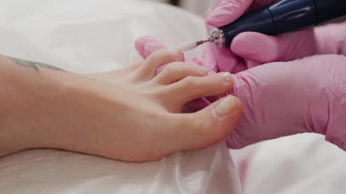 修脚大师锯女人的脚趾甲