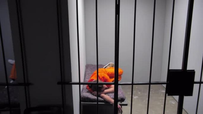 囚犯在牢房里睡觉