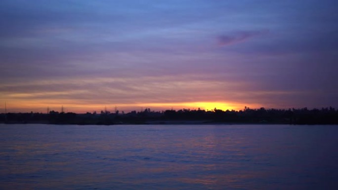 从阿斯旺出发的日落游轮上的埃及尼罗河风光