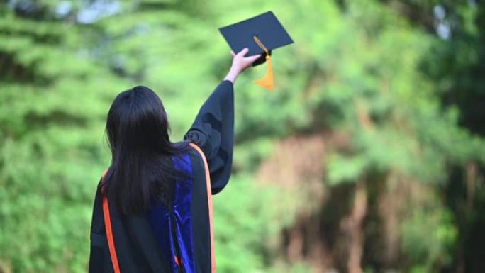 一位穿着黑色流苏礼服和黑帽子的女大学毕业生的特写镜头，这是高中成功教育的概念，祝贺学位