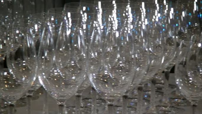 晶莹剔透的玻璃高脚杯在宴会桌上闪耀。