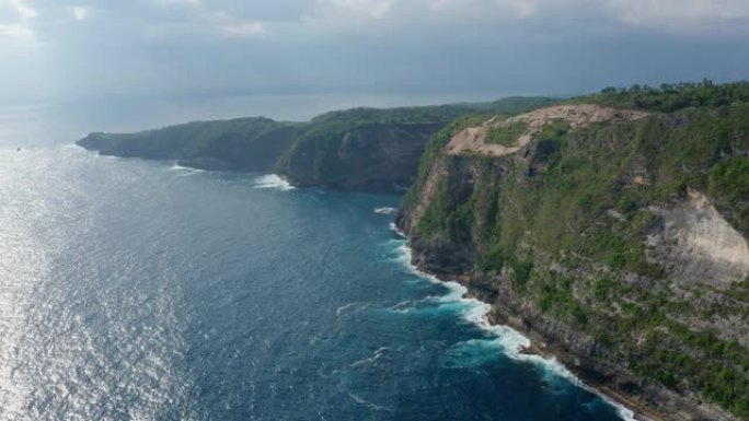 印度尼西亚巴厘岛日落时蓝海和努沙佩尼达岛的鸟瞰图