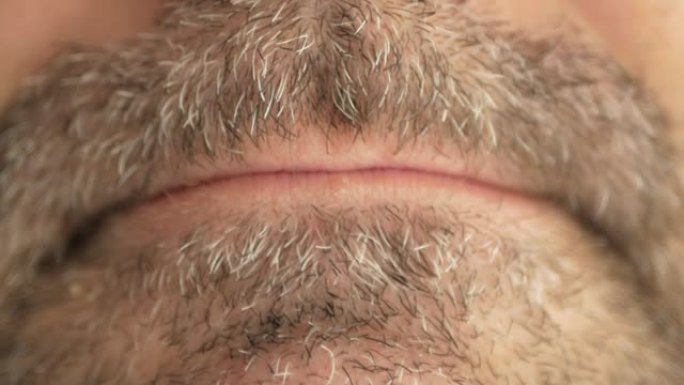 一个留着灰色胡须的男人从病毒吞下药丸，冠状病毒，covid19，并做出一张脸。超宏观特写。