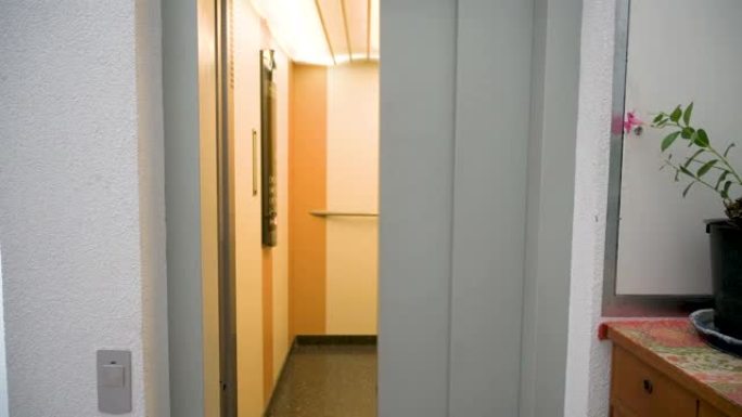 电梯门打开并显示电梯的内部