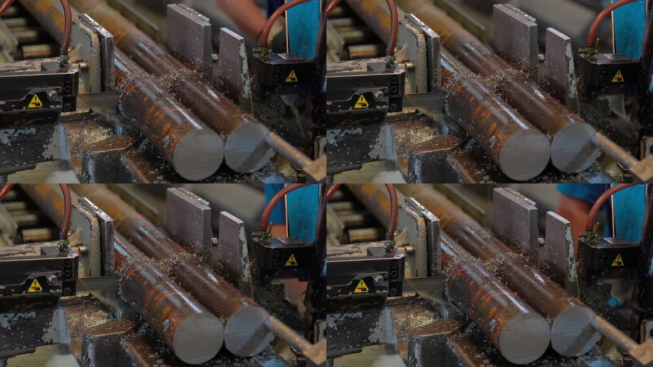 工业锯床切割材料棒。带锯机用冷却液切割原始金属。