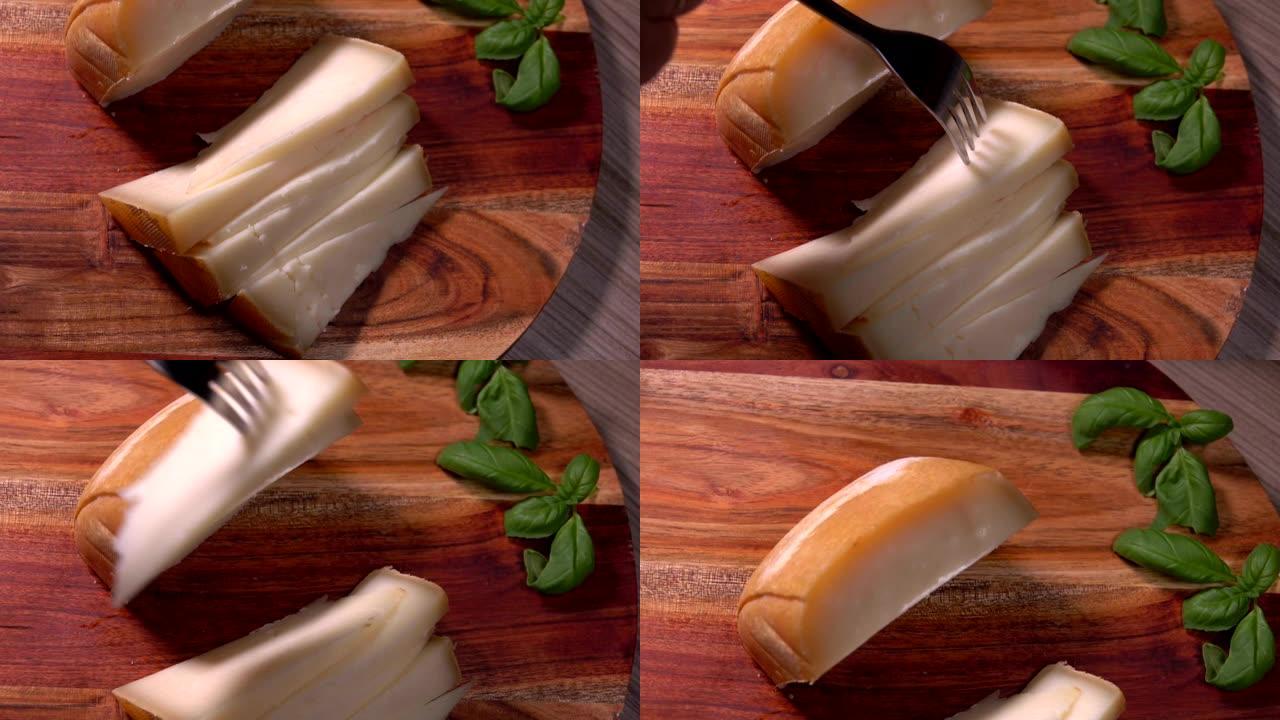 用叉子拍摄的半硬绵羊奶酪块的特写