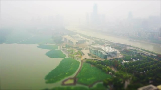 雾天武汉城市景观湖空中全景4k倾斜移位中国