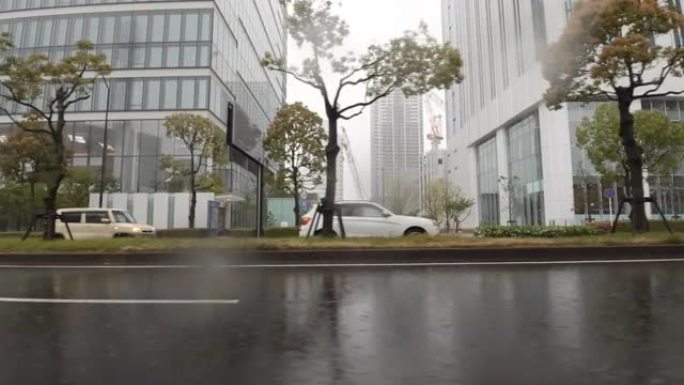 汽车/城市/暴雨的侧视图