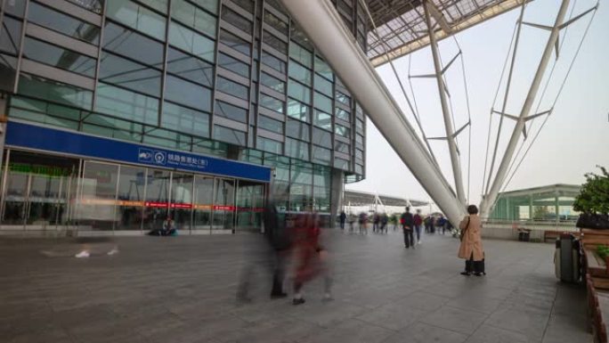 南京市日间火车站拥挤的前门延时全景4k中国
