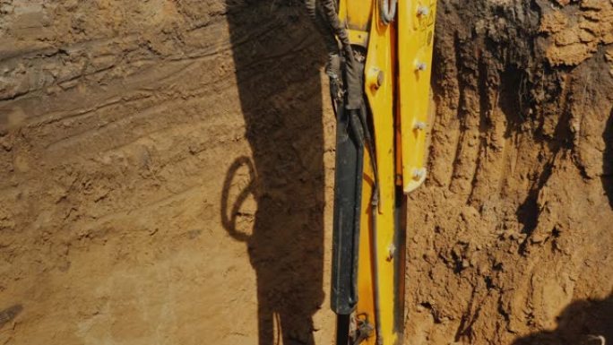 挖掘机铲斗从深沟中提取地面