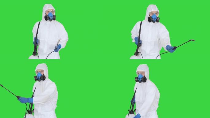 穿着危险品的人走进去，在绿色屏幕上使用消毒剂，色度键