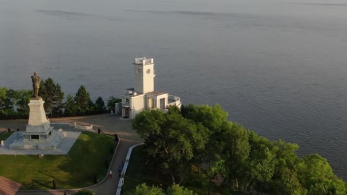 俄罗斯，2019年8月哈巴罗夫斯克: 从无人机、岩石悬崖和穆拉维约夫-阿穆尔斯基纪念碑上拍摄的俯视图