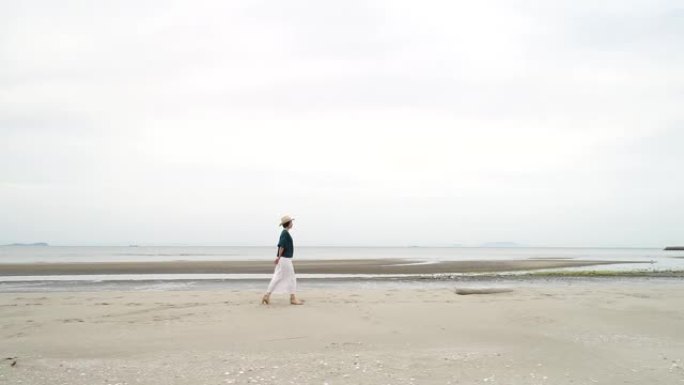 海滩上的日本女人海边海水海滩沙滩