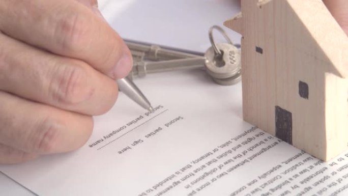 关闭手签署购房商业合同协议文件。房地产、搬家或出租房产的概念。