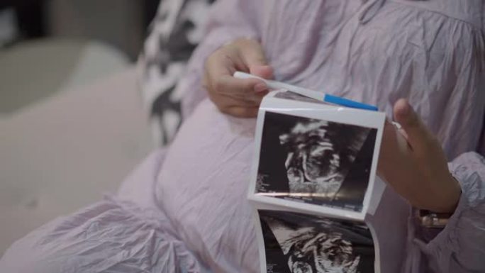 孕妇在家看超声波躺在床上检测结果临产