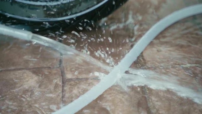 缓慢流动的水从橡胶管中流出。