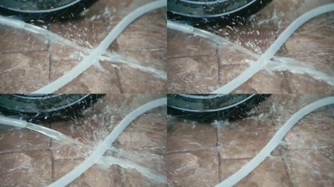 缓慢流动的水从橡胶管中流出。