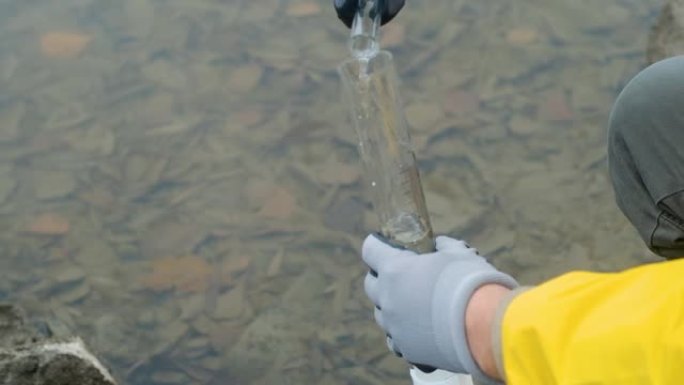 生物技术专家将河水注入试管进行分析。