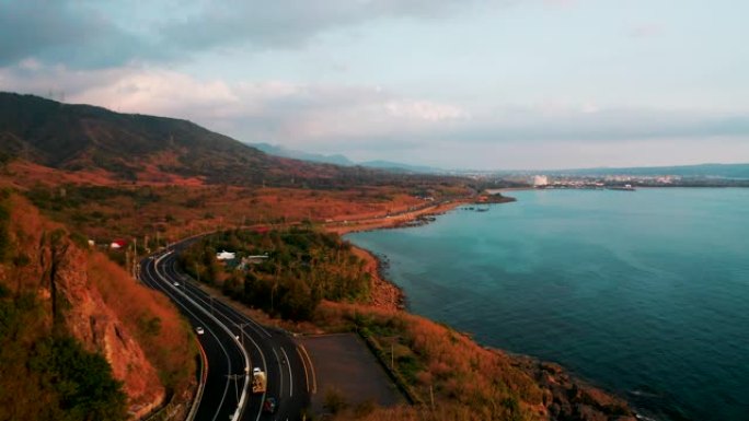 日落时带有公路海景的风景和海岸线鸟瞰图