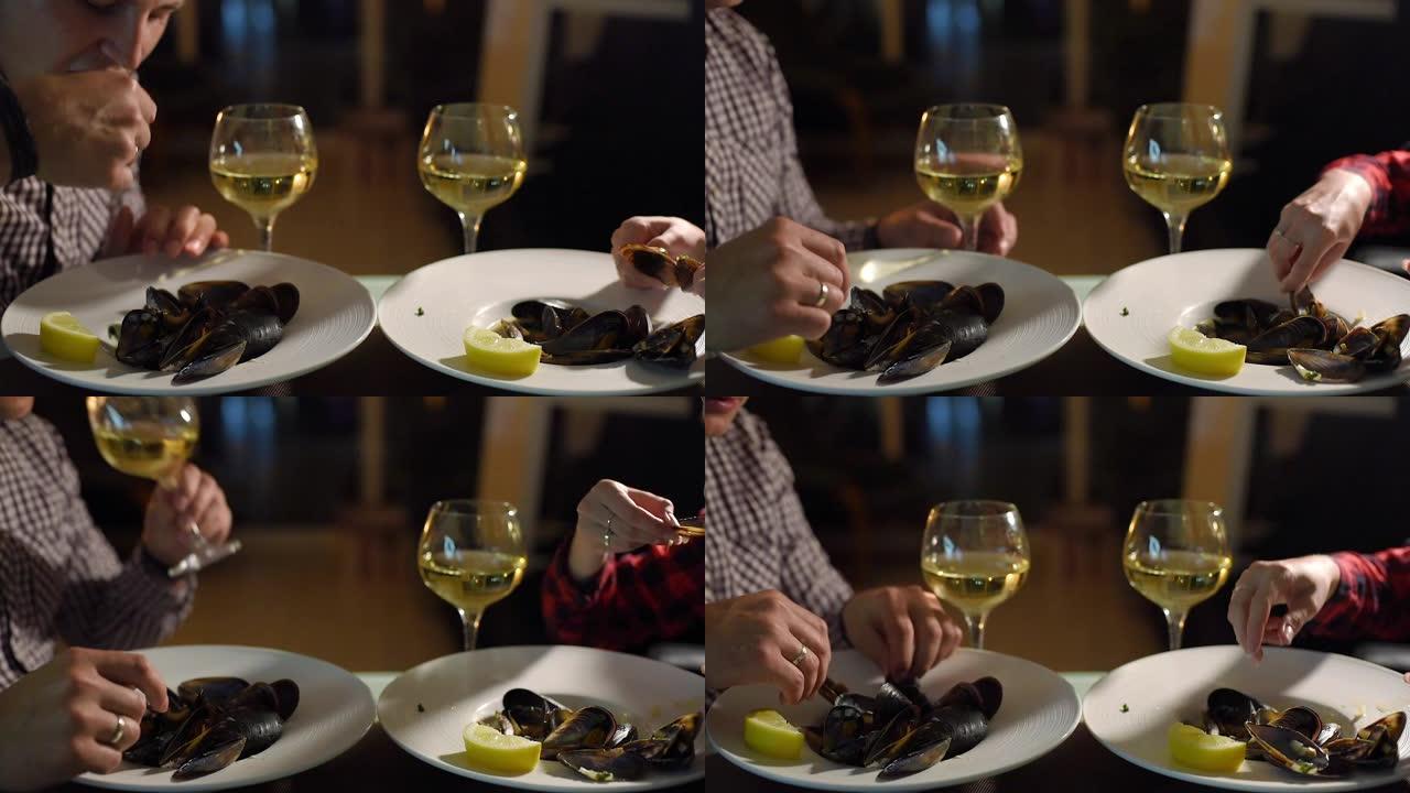 女人和男人吃新鲜的海蚌