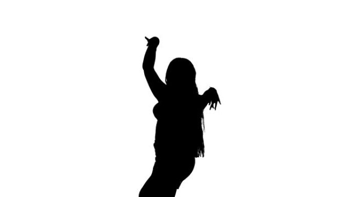 一个年轻女孩跳东方肚皮舞的剪影，中长镜头