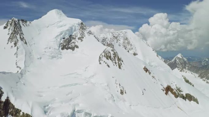 华丽的高山全景，巨大的白雪公主山高耸在高地谷