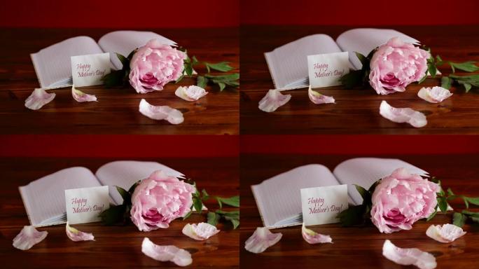 粉色美丽牡丹配花瓣，空白笔记本和贺卡