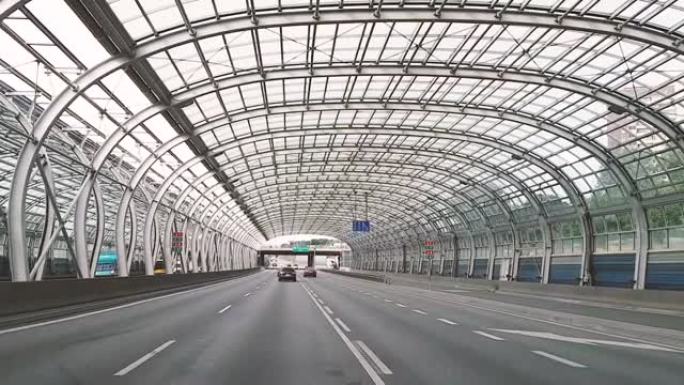 波兰。华沙。06.07.2019在拱门形式的隔音金属结构下，穿过沿波兰高速公路行驶的汽车的挡风玻璃射
