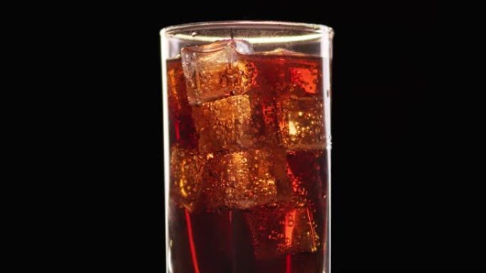 开胃新鲜可乐饮料配冰块，并增加气泡。4k龙红相机