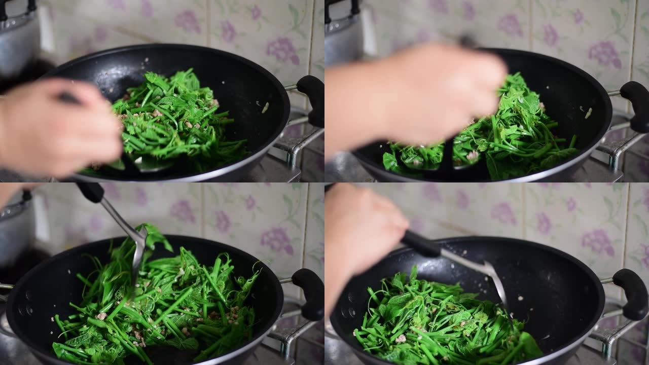 用平底锅烹饪绿色佛手瓜。
