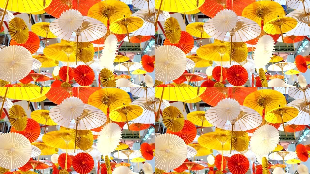 令人惊叹的传统彩色雨伞装饰挂在条纹天花板上