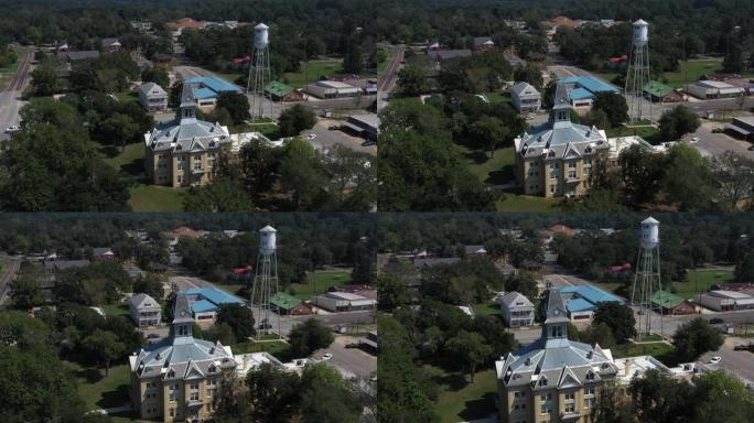 美国德克萨斯州牛顿县法院的钟楼和水塔