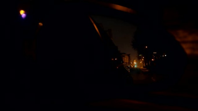 雨夜行驶时汽车的后视镜