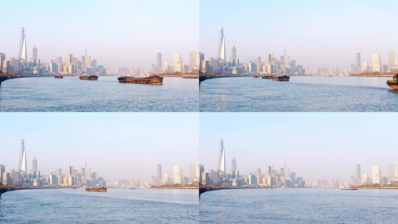 晴天，上海天际线城市景观背景下，在黄浦江上航行的货船船队的延时镜头，4k视频。