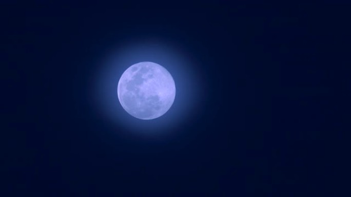 深蓝色天空上的月亮。