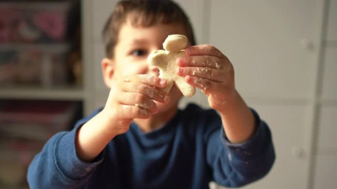 母子一起烤饼干