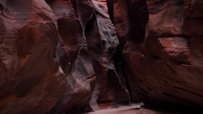 具有弯曲光滑砂岩壁的深槽峡谷中的相机运动