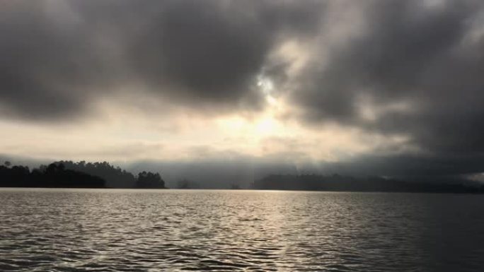 在太阳e time.ca概念的山景湖中划独木舟时的景色