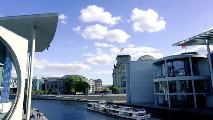 德国柏林政府区德国Reichtag大楼的旅游船