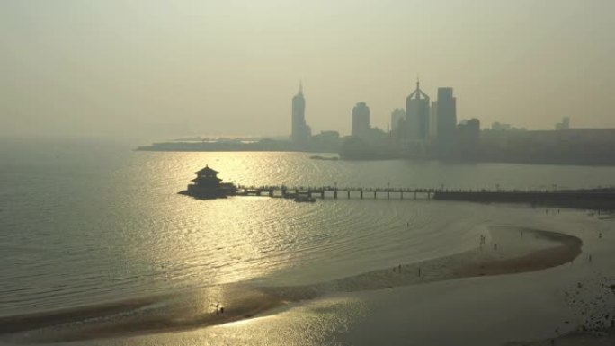 日落时间青岛市著名海滩海湾宝塔码头空中全景4k中国