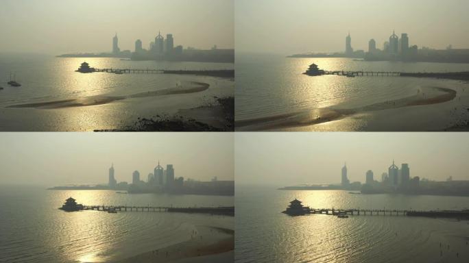 日落时间青岛市著名海滩海湾宝塔码头空中全景4k中国