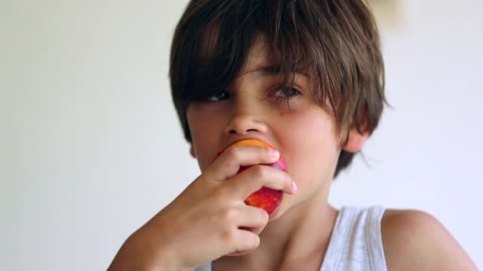 小男孩吃桃子水果