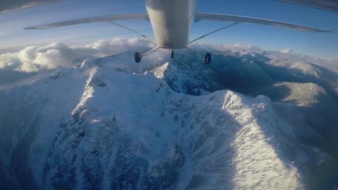 Cessna 172冬季飞行和Norh Shore Mountains狮子加拿大温哥华的POV腹部视