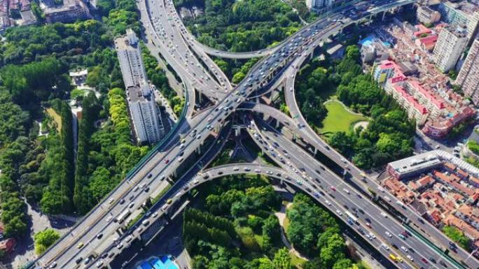无人机拍摄: 实时，向下移动，高架道路的4k鸟瞰图以及中国上海的繁忙交通。