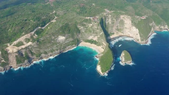 巴厘岛努沙佩尼达 (Nusa Penida) 海洋蓝水冲刷的绿岛鸟瞰图