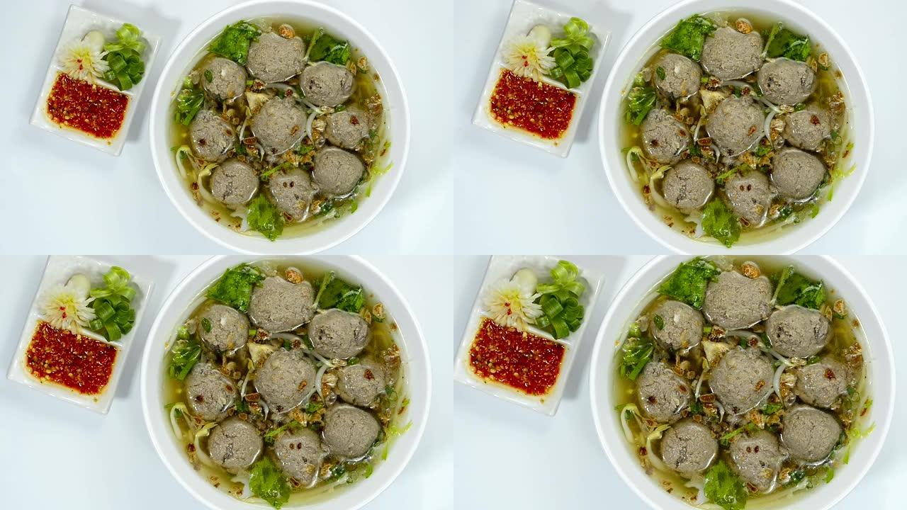 巴索肉丸配汤辣椒酱印度尼西亚美食风格